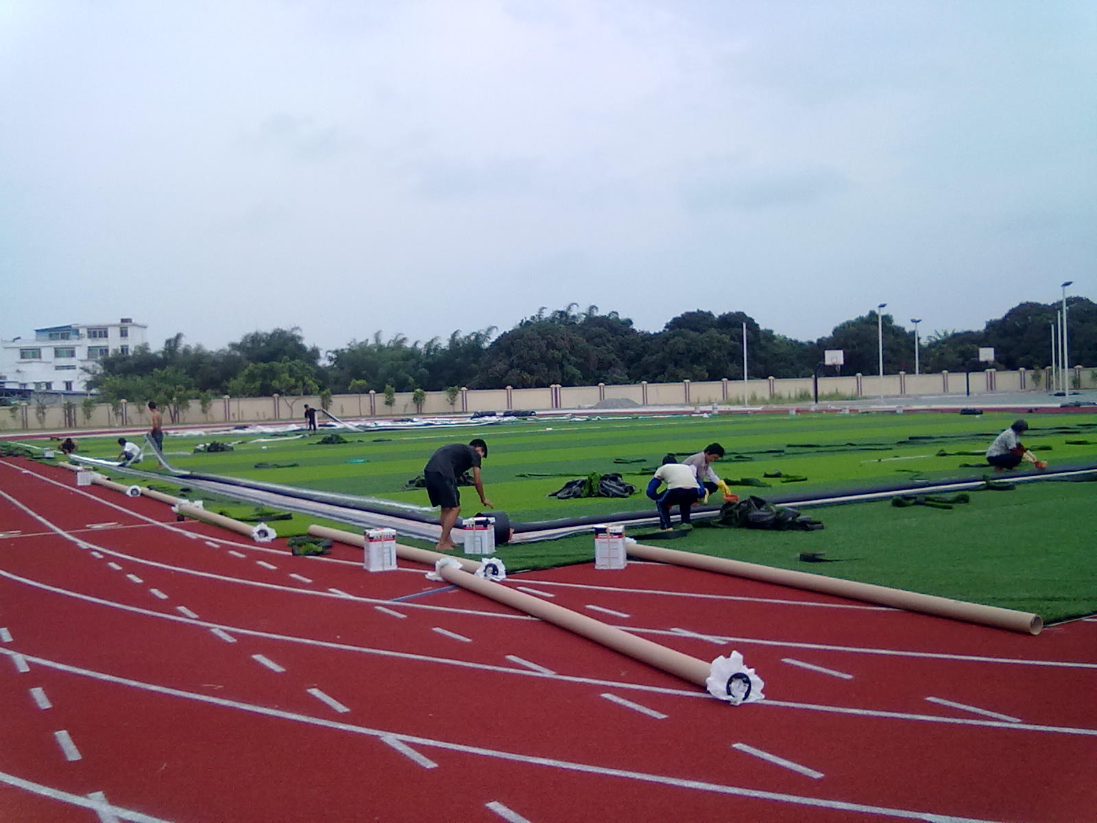 大型学校足球场人造草坪施工展示